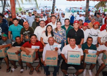Atenea Gómez entrega primeros apoyos del nuevo programa “Isleño de Corazón”