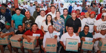 Atenea Gómez entrega primeros apoyos del nuevo programa “Isleño de Corazón”