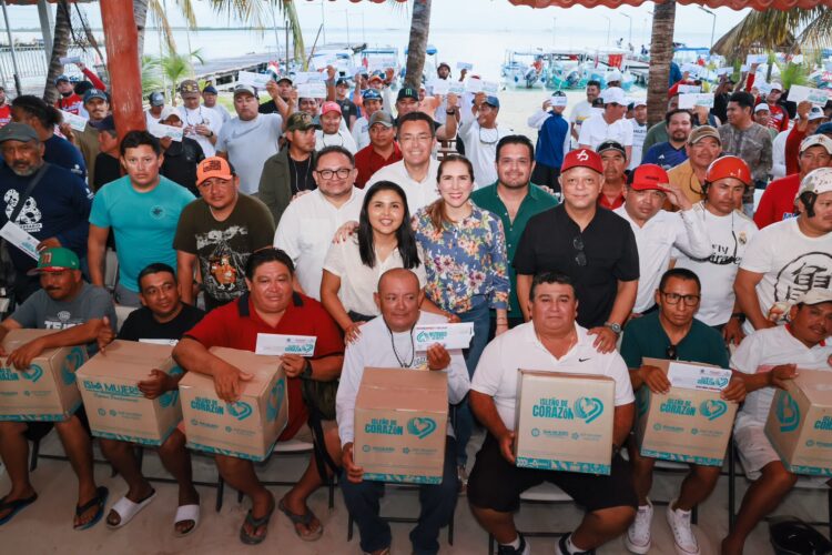 Atenea Gómez entrega primeros apoyos del nuevo programa “Isleño de Corazón”