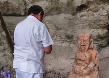 Atractivo subterráneo; sumergen escultura maya en el cenote de Sacalaca
