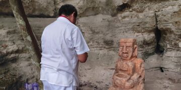 Atractivo subterráneo; sumergen escultura maya en el cenote de Sacalaca