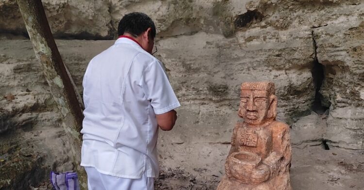 Atractivo subterráneo; sumergen escultura maya en el cenote de Sacalaca