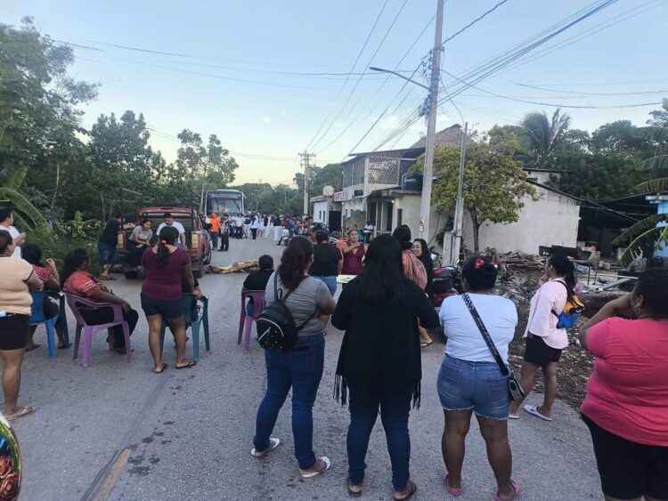 Caos vial en Chumpón; padres bloquean paso por domo inconcluso
