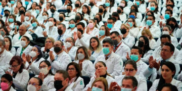 CNDH denuncia trato inhumano a residentes en hospitales