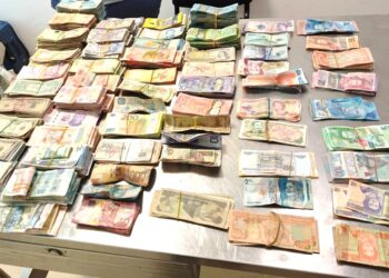 Caen con fortuna; decomisan casi dos millones de pesos en el Aeropuerto de Cancún
