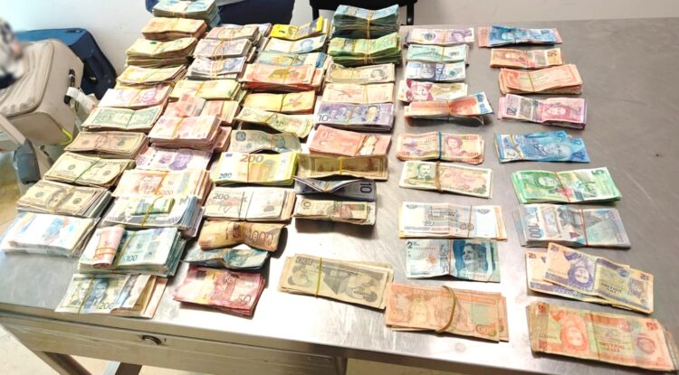Caen con fortuna; decomisan casi dos millones de pesos en el Aeropuerto de Cancún