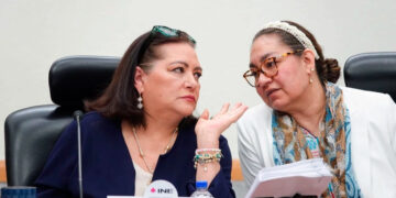 Claudia Arlett Espino renuncia al INE por problemas de salud