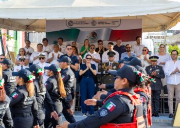 Estefanía Mercado encabeza en Playa del Carmen Desfile de la Independencia de México