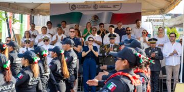 Estefanía Mercado encabeza en Playa del Carmen Desfile de la Independencia de México