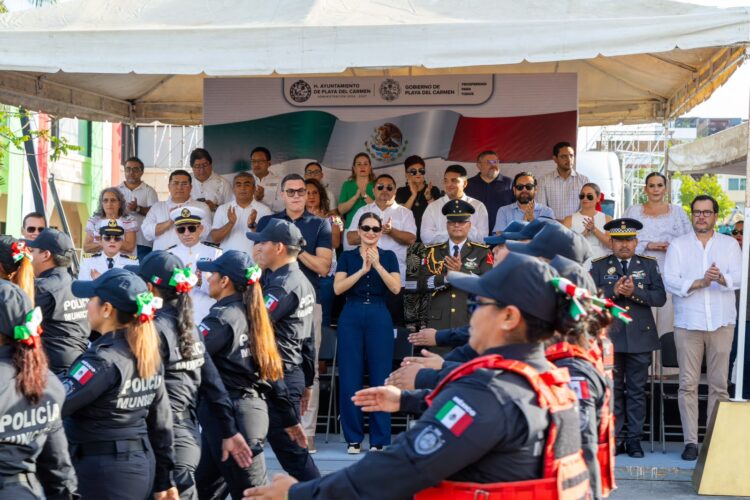 Estefanía Mercado encabeza en Playa del Carmen Desfile de la Independencia de México