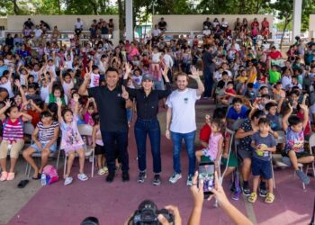 Estefanía Mercado entrega 2 mil mochilas escolares en apoyo a familias de Playa del Carmen