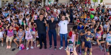 Estefanía Mercado entrega 2 mil mochilas escolares en apoyo a familias de Playa del Carmen