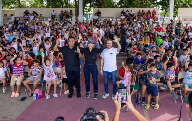 Estefanía Mercado entrega 2 mil mochilas escolares en apoyo a familias de Playa del Carmen