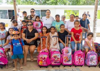 Estefanía Mercado entrega más de 1,400 mochilas escolares en la zona rural