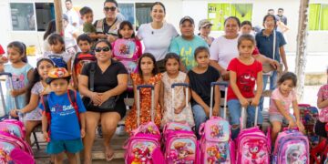 Estefanía Mercado entrega más de 1,400 mochilas escolares en la zona rural