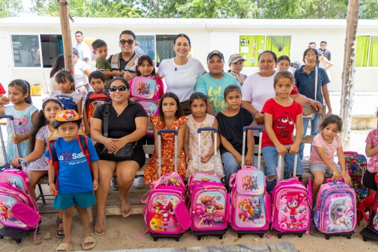 Estefanía Mercado entrega más de 1,400 mochilas escolares en la zona rural