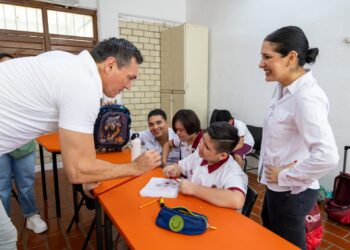 Estefanía Mercado impulsa la inclusión educativa con entrega de mochilas