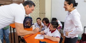 Estefanía Mercado impulsa la inclusión educativa con entrega de mochilas