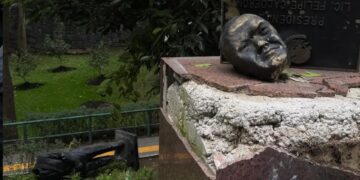 Furia en Los Pinos; ex electricistas de LyFC “decapitan” estatua de Felipe Calderón en Los Pinos