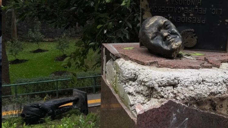 Furia en Los Pinos; ex electricistas de LyFC “decapitan” estatua de Felipe Calderón en Los Pinos
