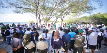 Gobierno de Isla Mujeres, sociedad e iniciativa privada se unen en Mega Brigada de Limpieza en Isla Blanca