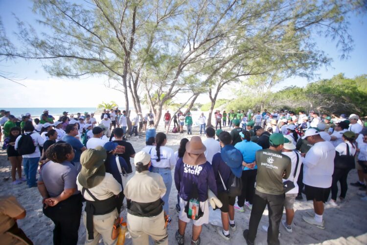 Gobierno de Isla Mujeres, sociedad e iniciativa privada se unen en Mega Brigada de Limpieza en Isla Blanca