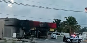 Incendio deja fuertes daños en Oxxo de Puerto Aventuras