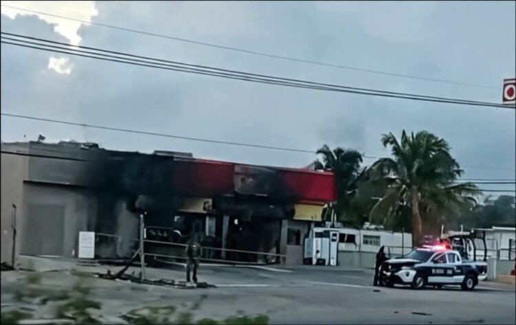 Incendio deja fuertes daños en Oxxo de Puerto Aventuras