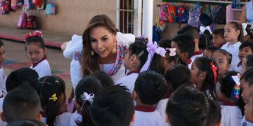 Mara Lezama entrega nuevo domo a alumnos del preescolar Juana de Asbaje, en Chetumal