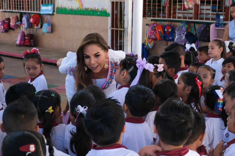 Mara Lezama entrega nuevo domo a alumnos del preescolar Juana de Asbaje, en Chetumal