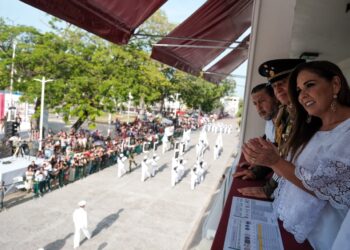Mara Lezama y el pueblo chetumaleño presencian desfile cívico-militar