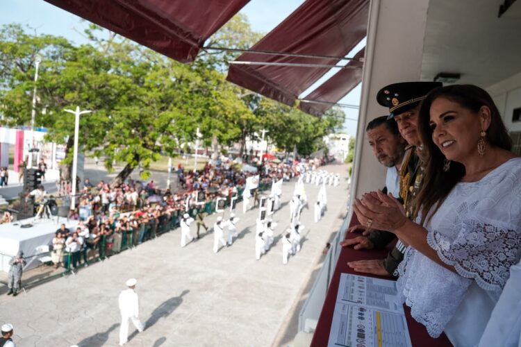 Mara Lezama y el pueblo chetumaleño presencian desfile cívico-militar