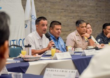 Pablo Gutiérrez coordina retiro de embarcaciones abandonadas en la Laguna Nichupté