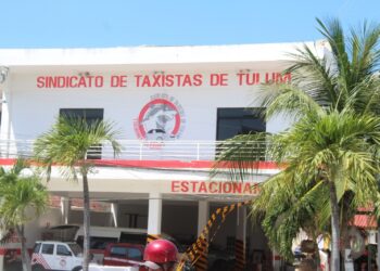 Preparan taxistas de Tulum plataforma digital con tarifas