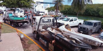 Retiran embarcaciones abandonadas de la Laguna Nichupté de Cancún