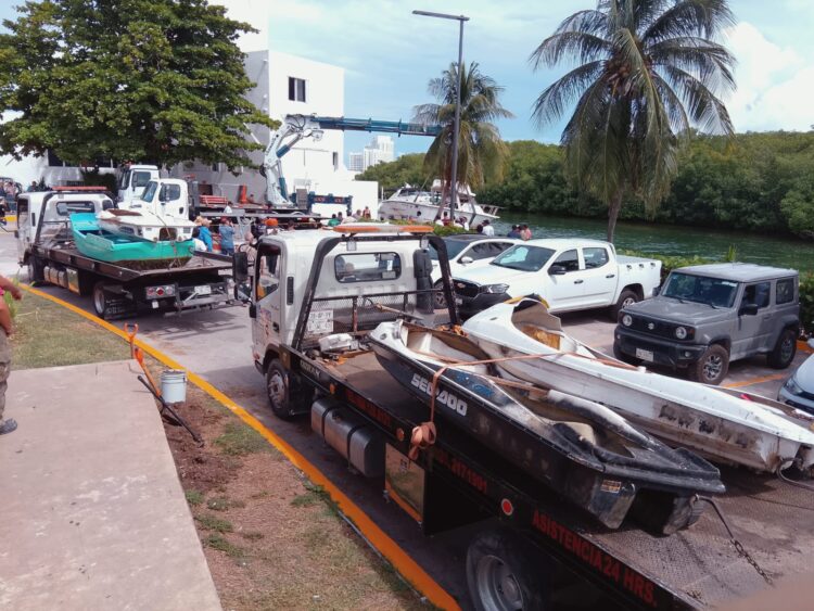 Retiran embarcaciones abandonadas de la Laguna Nichupté de Cancún