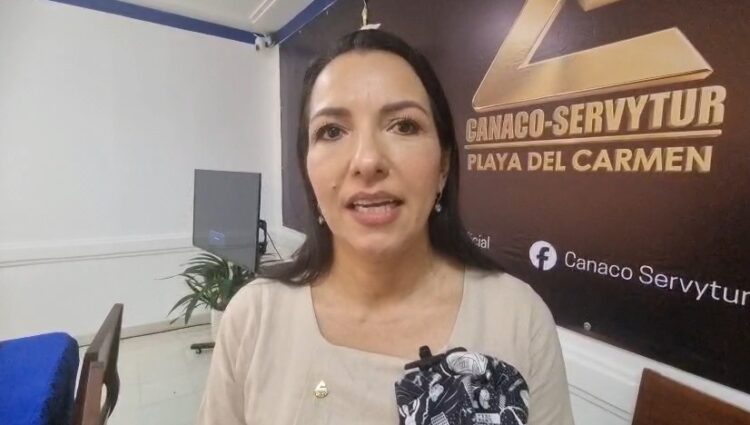 Rinde protesta directiva de Canaco en Playa del Carmen, seis meses después de electa