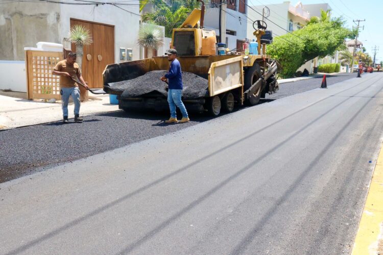Transforman vialidades; Atenea Gómez pavimenta más calles de Isla Mujeres