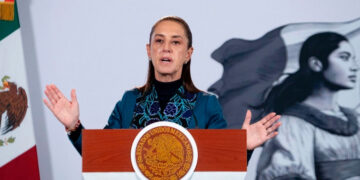 “Una sola bandera”; Sheinbaum cuestiona a la oposición por aceptar doble nacionalidad