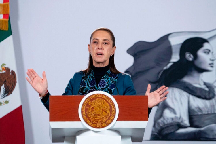 “Una sola bandera”; Sheinbaum cuestiona a la oposición por aceptar doble nacionalidad