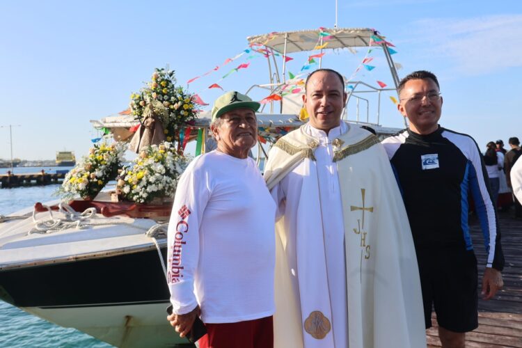 Zarpa la vigésima séptima procesión marítima de Isla Mujeres a Contoy