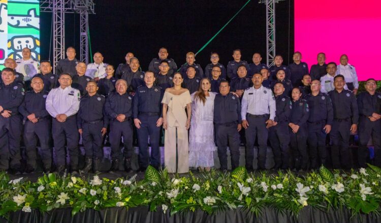 ¡Honor y gratitud!; despiden a policías y bomberos retirados