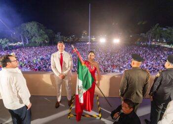 ¡Viva México!; Estefanía Mercado encabeza el Grito de Independencia en Playa del Carmen