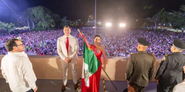 ¡Viva México!; Estefanía Mercado encabeza el Grito de Independencia en Playa del Carmen