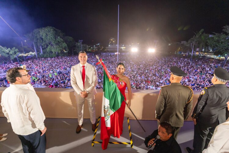 ¡Viva México!; Estefanía Mercado encabeza el Grito de Independencia en Playa del Carmen