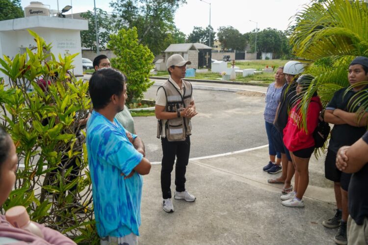 Alcalde de Puerto Aventuras encabeza jornada de limpieza en panteón municipal