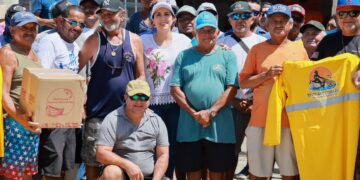 Atenea Gómez continúa apoyando a las familias pescadoras de Isla Mujeres