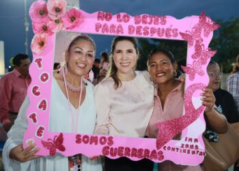 Atenea Gómez enciende luces del Mes Rosa en la Plaza Ejidatarios de Ciudad Mujeres