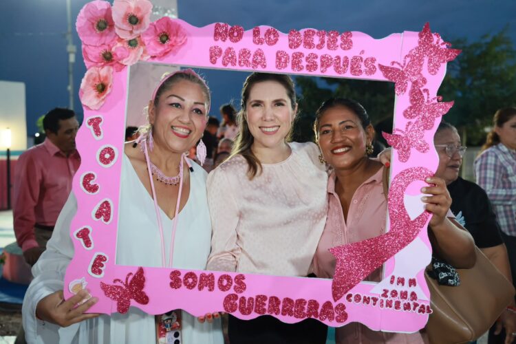 Atenea Gómez enciende luces del Mes Rosa en la Plaza Ejidatarios de Ciudad Mujeres