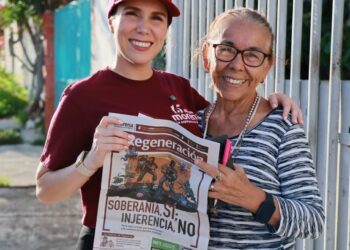 Atenea Gómez lleva el periódico Regeneración a la Región 237